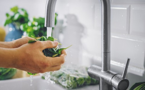 Thói quen rửa rau sai cách, càng rửa nhiều càng bẩn