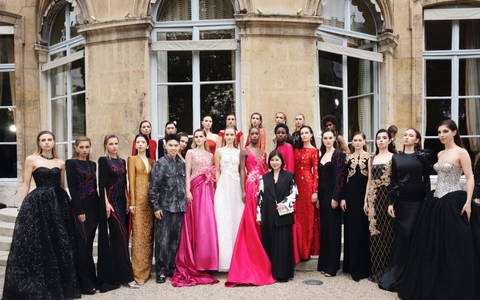 Tracy Couture được các tạp chí thời trang hàng đầu quốc tế vinh danh tại Paris Fashion Week 