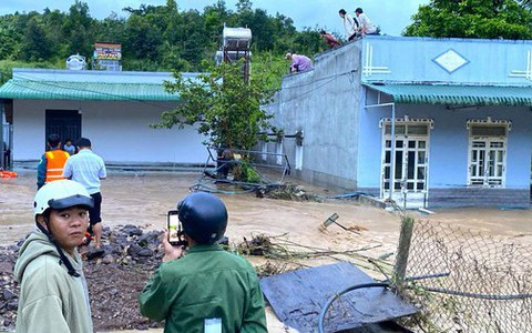 Lâm Đồng: Sơ tán nhiều người dân bị nước ngập "bao vây"