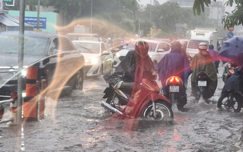 Mưa trắng trời ở TPHCM, giao lộ dẫn vào sân bay Tân Sơn Nhất ngập chưa từng thấy