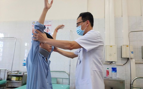 Nam sinh 15 tuổi bất ngờ bị liệt tứ chi sau nhiều giờ chơi điện thoại trong đêm, bác sĩ chỉ ra thói quen nhiều người mắc phải