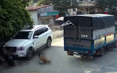 Tạm giữ tài xế ô tô lao vào đoàn người đưa tang khiến 1 người tử vong