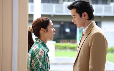 Thấy chị bán xôi lạc tặng con sổ đỏ và tiền tỷ trong ngày cưới, vợ tôi đùng đùng triển khai phương án làm giàu khiến tôi ngã ngửa