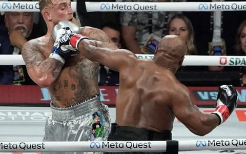 Jake Paul đánh bại Mike Tyson sau 8 hiệp đấu, nhận 40 triệu USD