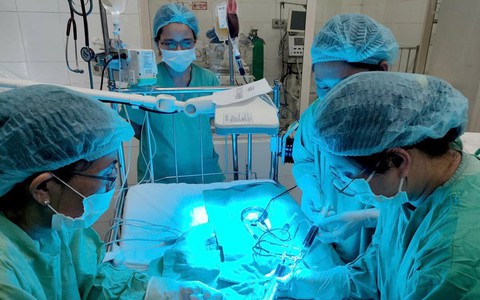 Hai giờ thay máu, cứu sống bệnh nhi sơ sinh bị vàng da tan máu hiếm gặp