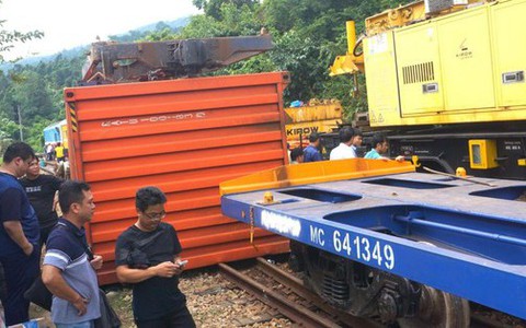 Hiện trường tàu trật bánh, lật 3 toa hàng trên đèo Hải Vân