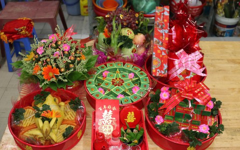 Ngày dạm ngõ, bố vợ tương lai mở tráp ăn hỏi, nhìn qua sính lễ rồi ném nắp tráp xuống nền nhà, hỏi một câu khiến nhà trai choáng váng bỏ về