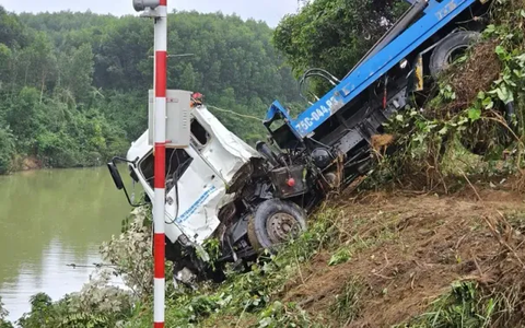 Tìm thấy thi thể hai nạn nhân trong vụ xe chở rác rơi xuống sông ở Thừa Thiên - Huế