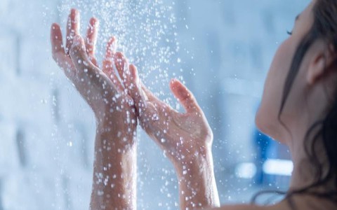 Nhiệt độ giảm tới 7 độ C chớ coi thường chuyện tắm rửa: Dễ ốm yếu, đột quỵ khi bỏ qua những lưu ý này