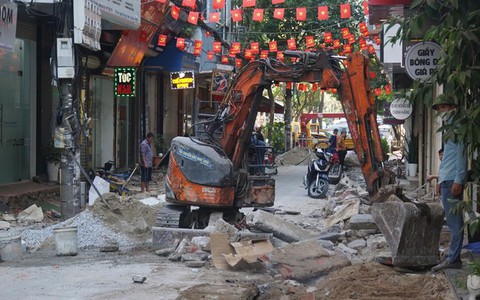Người dân Hà Nội khổ vì thi công cải tạo vỉa hè