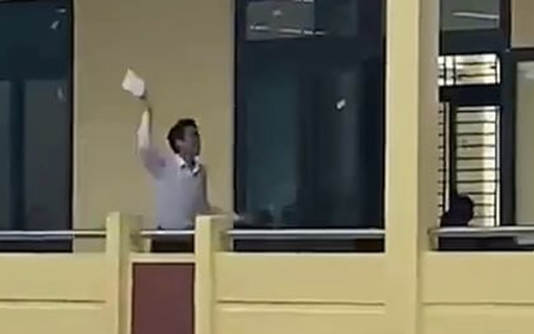 Thầy giáo vui mừng chạy đứt dép đến báo tin học sinh đoạt giải