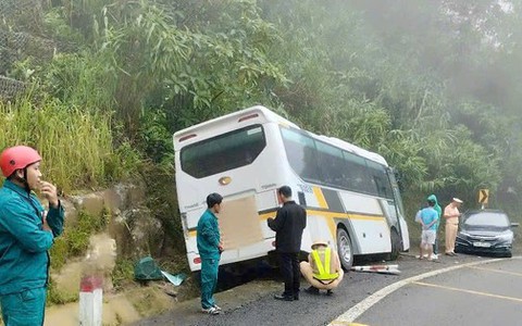Xe du lịch mất phanh khi đổ đèo, nhiều du khách nước ngoài bị thương