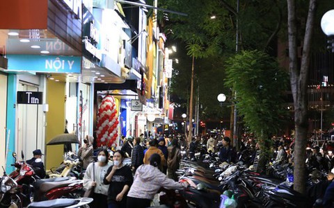 Người dân Hà Nội tranh thủ "săn sale" ngay trước thềm Black Friday, đông đúc nhất vẫn là khu vực này