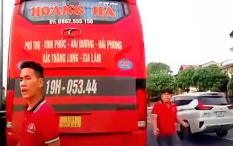 Triệu tập tài xế dừng xe khách giữa quốc lộ, chặn ô tô con vì vượt không thành