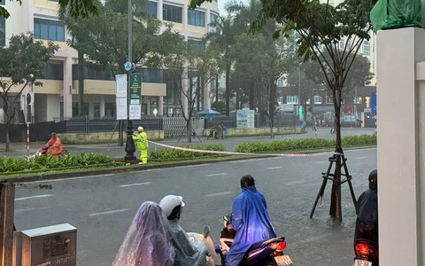 CSGT Đà Nẵng căng dây cảnh báo tại hàng loạt tuyến đường, cấm lên bán đảo Sơn Trà, nhiều nơi cho học sinh nghỉ học