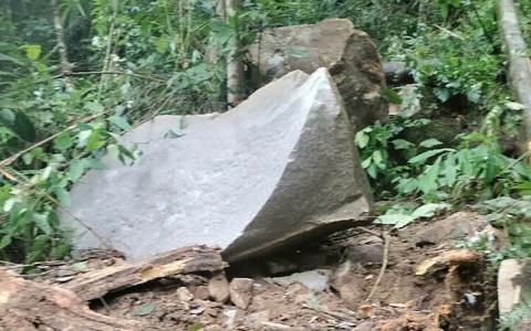 Hàng chục tảng đá lớn lăn xuống làng Tu Hon sau động đất ở Quảng Nam