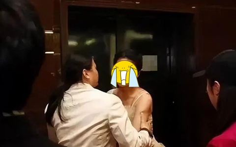 Nữ diễn viên hạng A bị bảo vệ ngăn không cho vào họp báo phim mình đóng chính, khóc lóc van xin vẫn bị xua đuổi