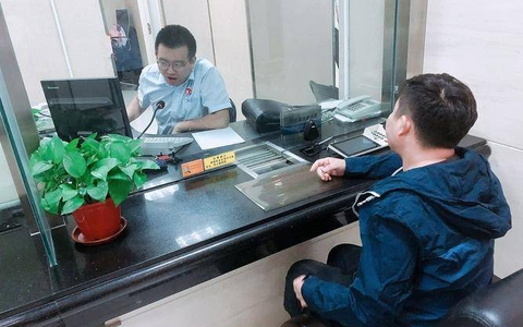Bị ‘nuốt’ mất thẻ khi đang rút tiền ở cây ATM, người đàn ông làm theo hướng dẫn thì mất sạch 3 tỷ đồng: Ngân hàng từ chối bồi thường
