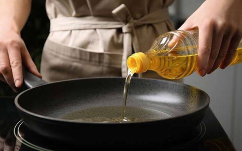 Nghiên cứu tiết lộ: Một loại dầu ăn nhiều nhà vẫn dùng có thể là "kẻ thù thầm lặng" của ung thư