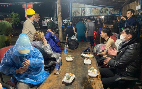 Khánh Hòa: Giải cứu hơn 350 người mắc kẹt trên đèo Khánh Lê do sạt lở
