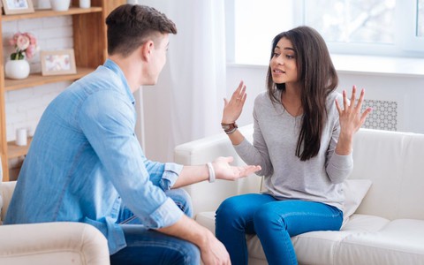 Xin anh trai 500 triệu để làm ăn, anh chỉ vào chiếc điện thoại của em rể rồi quát lớn làm chúng tôi run sợ