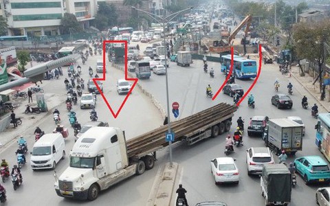 CSGT "truy" ô tô ngược chiều trên đường Giải Phóng đoạn qua dự án hầm chui Vành đai 2,5