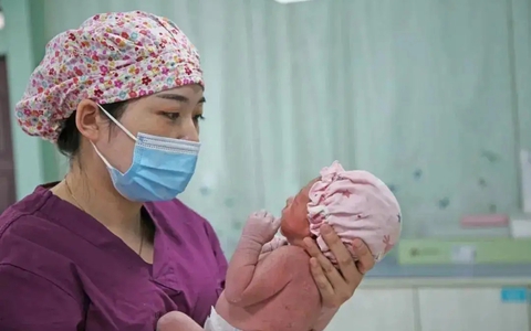Em bé mới sinh cười toe toét khiến bác sĩ phải “tác động mạnh”, người bố sốc