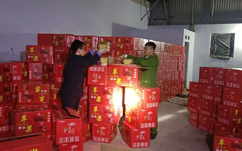 Đột kích kho hàng chứa hàng trăm thùng giấy đỏ in hình quả táo, công an phát hiện "bí mật khủng" ở Bắc Giang