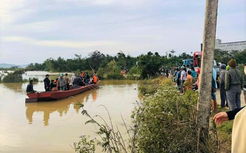 Nghi vấn người mẹ ôm con 4 tuổi nhảy cầu tự tử