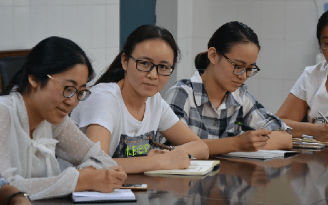 Phụ huynh Hà Nội tranh luận nảy lửa: "Vài năm nữa học sinh nào cũng nói tiếng Anh như Tây, nhưng chuyên môn không có, thì lấy ai làm việc?"
