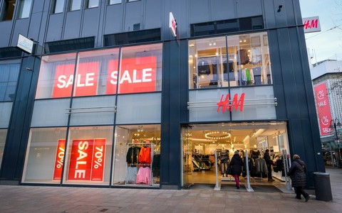 Nỗi đau của H&M: Khách hàng nói 'không yêu cũng chẳng ghét', đang tìm đủ mọi cách để giúp thương hiệu 'ngầu' trở lại