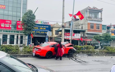 Quảng Ninh: Chú rể điều khiển xe đi đón dâu bất ngờ đâm vào dải phân cách