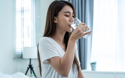 Uống một cốc nước ấm mỗi sáng là một trong những thói quen làm đẹp đơn giản và hiệu quả nhất