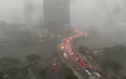 TPHCM mưa trái mùa như trút, người dân không kịp trở tay