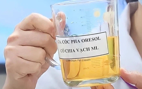 Trẻ rối loạn ý thức sau khi uống oresol pha quá đặc