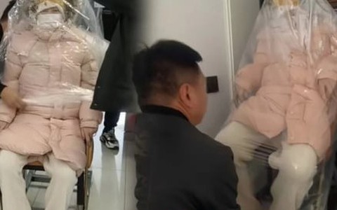 Bức ảnh bọc sản phụ trong túi nylon khổng  lồ để tránh gió gây sốt mạng