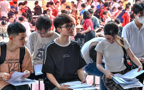 Con học đại học, bố mẹ "méo mặt"