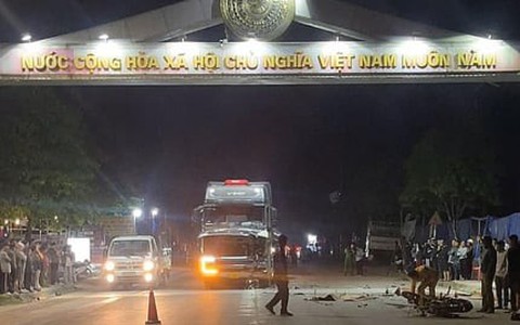 Hai vụ tai nạn 6 người chết ở Hòa Bình: Xe khách và xe đầu kéo lấn làn, vượt ẩu