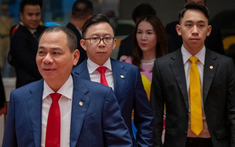 Khoảnh khắc 3 bố con tỷ phú Phạm Nhật Vượng chung một khung hình: Hiếm có và đắt giá!