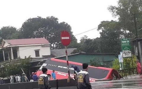 Xe giường nằm lao lên lề đường rồi lật nghiêng, hành khách may mắn thoát chết