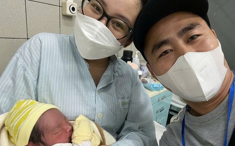 Sản phụ đẻ rơi tại nhà, lên mạng tìm ân nhân lái taxi đưa tới bệnh viện