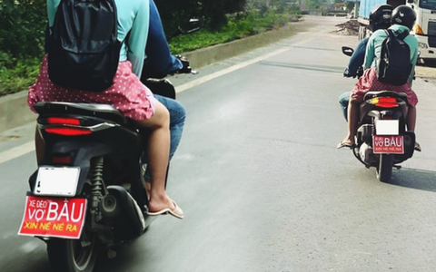 Cả khu phố phải ngoái nhìn 1 tấm bảng người đàn ông gắn trên xe máy: Phải yêu cỡ nào mới làm được như này?