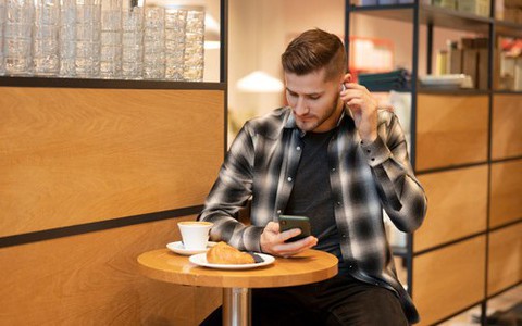 Rõ ràng là hẹn bạn đi cà phê nhưng ra đến nơi thì mới ngỡ ngàng vì điều này