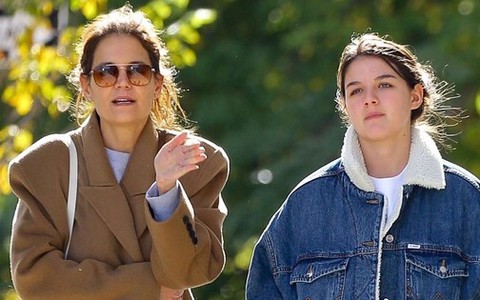 Katie Holmes chỉ trích tin tức Suri Cruise thành triệu phú