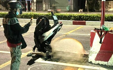 Xe máy "trồng chuối" khi lao vào dải phân cách, thanh niên tử vong