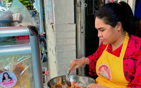 Bán tận 50k/bịch bánh tráng trộn, Diva Cát Thy gây tranh cãi vì giá đắt ngang 1 bát phở, netizen nói gì?