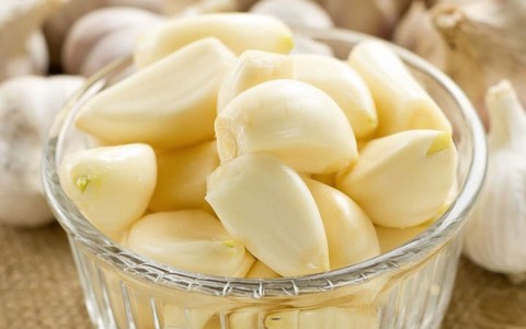 Có nên bóc sẵn vỏ tỏi rồi cất tủ lạnh dùng dần?