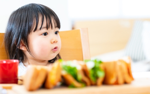 Trẻ giảm IQ, trằn trọc cả đêm vì thích ăn 2 loại thực phẩm này trước khi ngủ