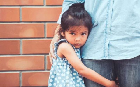 Phải làm gì khi dẫn con đi chúc Tết nhưng con lại không muốn chào hỏi người lớn?