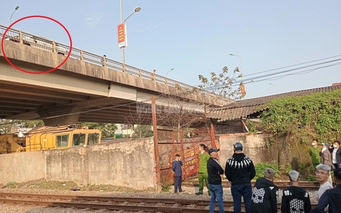 Ôtô tông 2 cô gái đi xe máy văng khỏi cầu vượt xuống đất tử vong